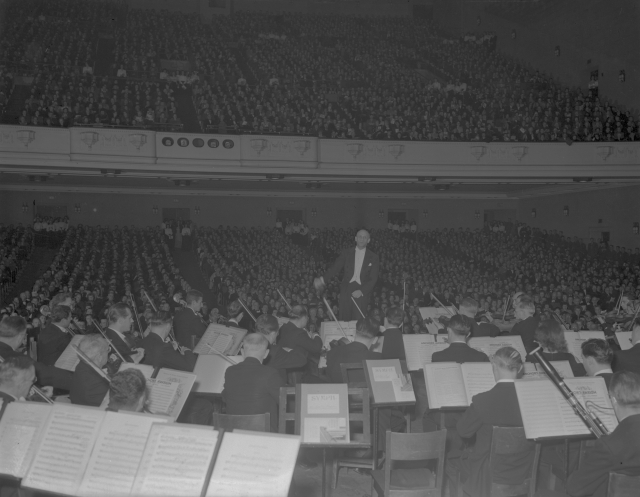 Dimitri Mitropoulos conducting the Minneapolis Symphony in performance