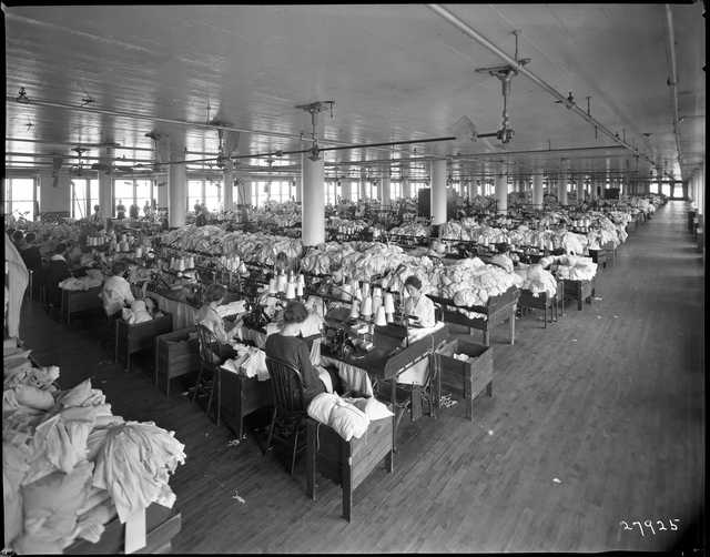 Munsingwear employees at work | MNopedia