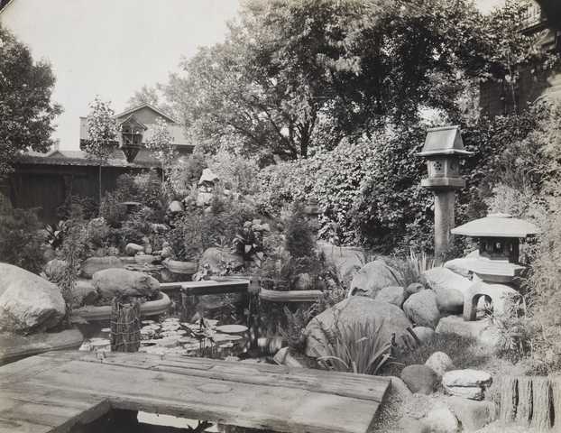 Black and white photograph of the garden of the Bradstreet House, 327 South Seventh Street, Minneapolis, ca. 1918.