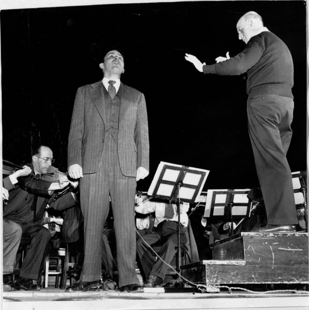 Dimitri Mitropoulos conducting a vocal soloist | MNopedia