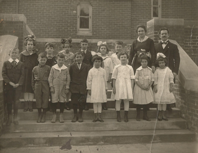 Black-and-white photograph of the Temple of Aaron's religious school in 1918.