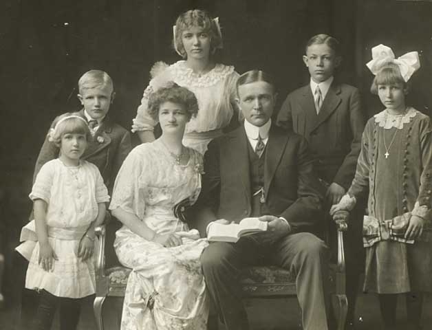 Governor and Mrs. Eberhart with their children | MNopedia