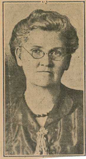 Black and white photograph of Anna Sheerin Lowe, ca. 1895–1900.