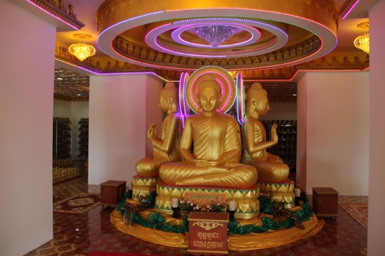 Buddha statues inside the main temple