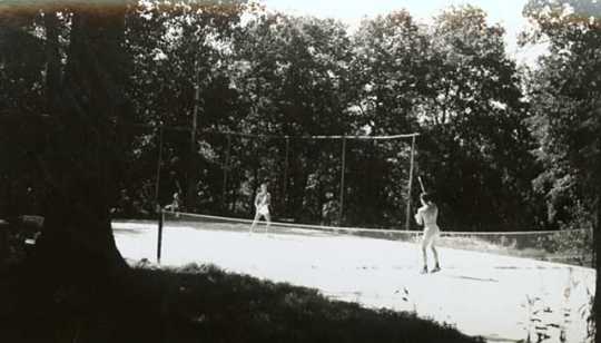 Tennis court at Sherwood Forest Lodge in Gull Lake