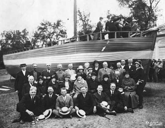 Norwegian Minnesotans posed for a picture with a sloop (boat).