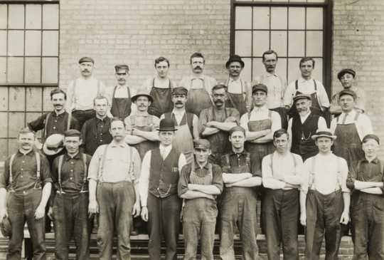 Black and white photograph of employees at the Northern Pacific Como Shops, St. Paul, 1913. Photograph by Axel E. Carlson.