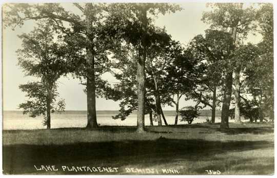 Photograph of Ozaawindib Lake