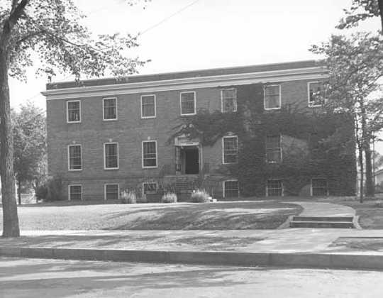 Black and white photograph of the exterior of the Emanuel Cohen Memorial Center at 1701 Oak Park Avenue in Minneapolis, c.1940.
