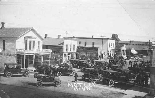 Black and white photograph of the Main Street, in Motley, c.1915.