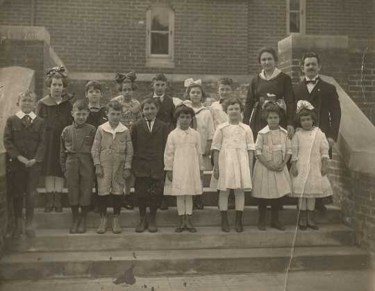 Black-and-white photograph of the Temple of Aaron's religious school in 1918.