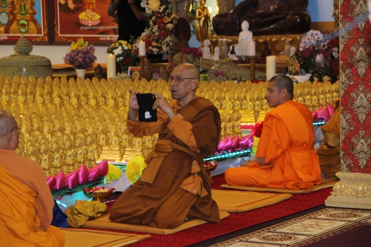 Monks inside Watt Munisotaram