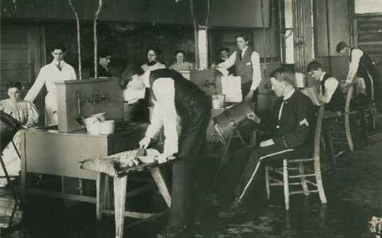 Black and white photograph of a butter-making class, University of Minnesota School of Agriculture, 1889.