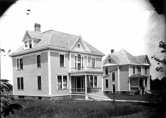 Photograph of professors’ homes on St. Olaf Avenue