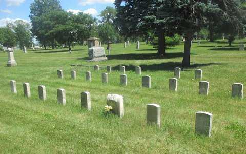 Color image of the military plot at Pioneers and Soldiers Memorial Cemetery in Minneapolis, 2016. Photographed by Paul Nelson.